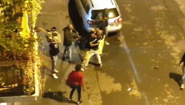 rissa parcheggiatori abusivi napoli via mille