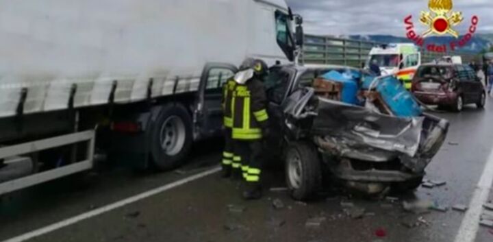 incidente a1 scontro auto e tir