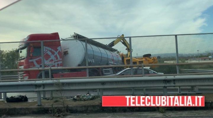 incidente camion incastrato via san francesco a patria giugliano