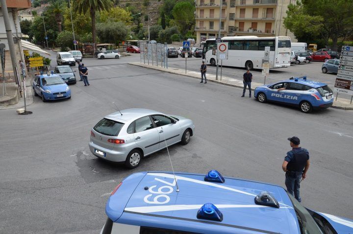 polizia cavallo di ritorno napoli arrestati padre e figlio