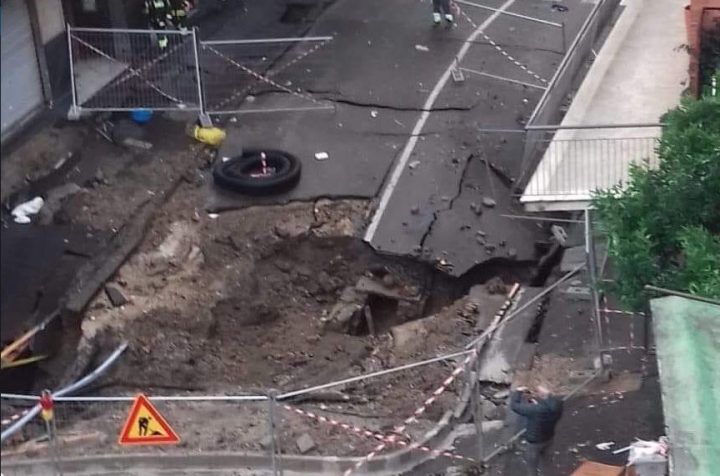 via masoni napoli voragine maltempo