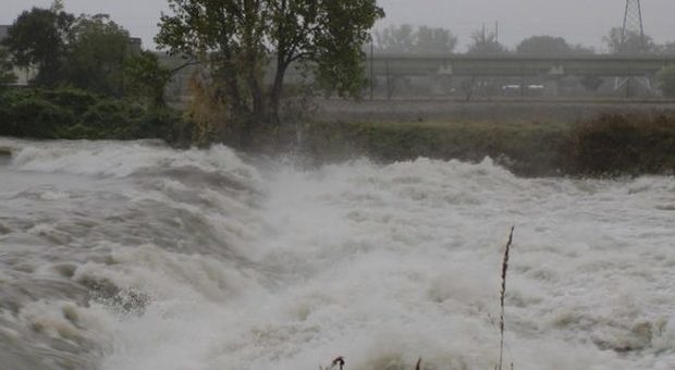 fiume in piena pistoia bimbo sette anni