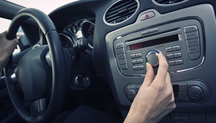 Quale tipo di musica ascoltata in auto peggiora le prestazioni di guida