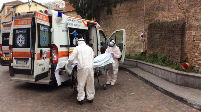 coronavirus napoli corre nuda in strada