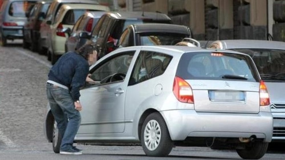 napoli parcheggiatore abusivo