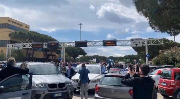 protesta scuole guida napoli