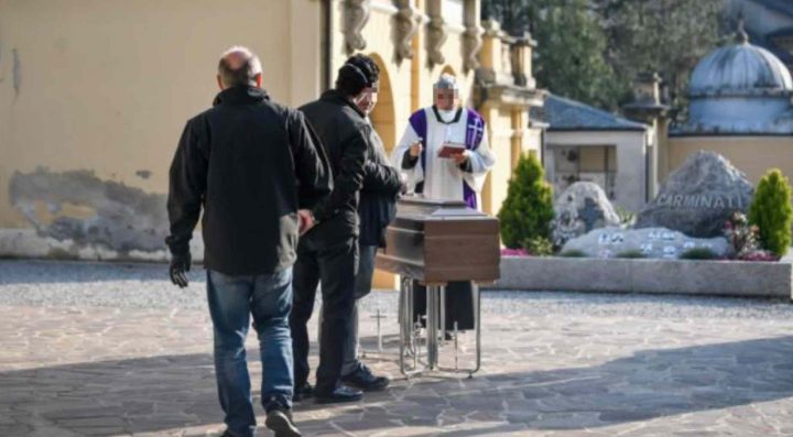 si può andare al cimitero