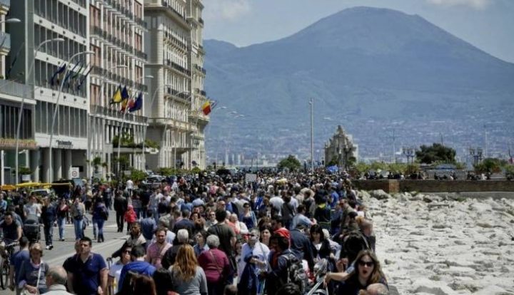 napoli accoltellati due persone