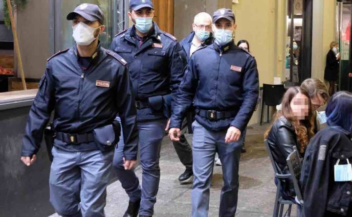 napoli polizia chiuso locale