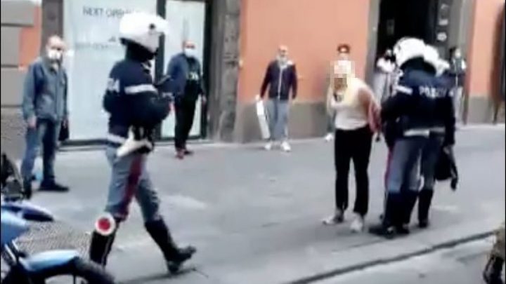 napoli donna arrestata mascherina