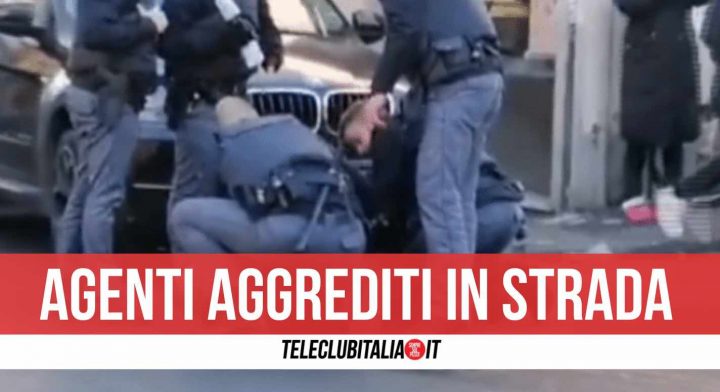 napoli aggrediti poliziotti