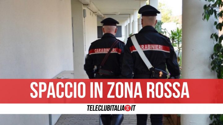 pozzuoli arresti piazza di spaccio in casa la schiana