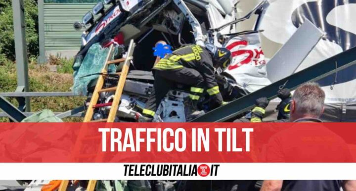 incidente a1 direzione capua tir contro guardrail