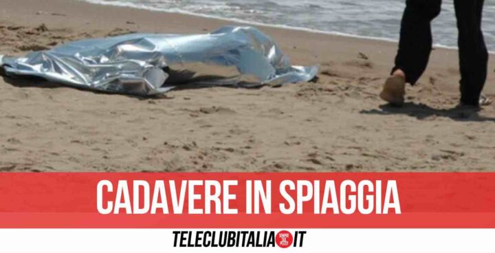 cadavere spiaggia pozzuoli