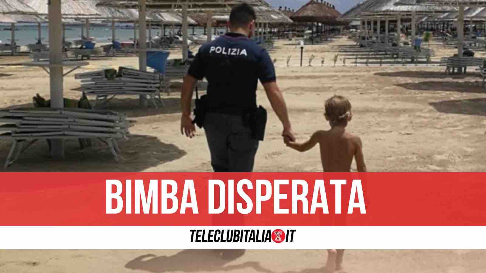 bambina sola spiaggia como