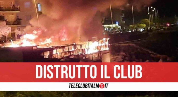 pozzuoli incendio lido la pietra via napoli