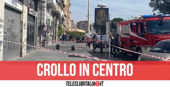 napoli crollo balcone riviera chiaia