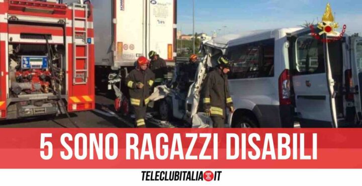 Strage sull'A4, furgone contro camion: 6 morti