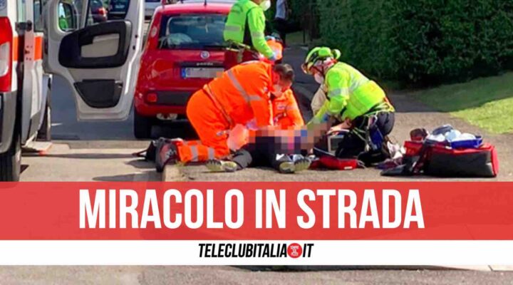 Napoli, infarto in strada: salvato grazie ad alcuni passanti e 118