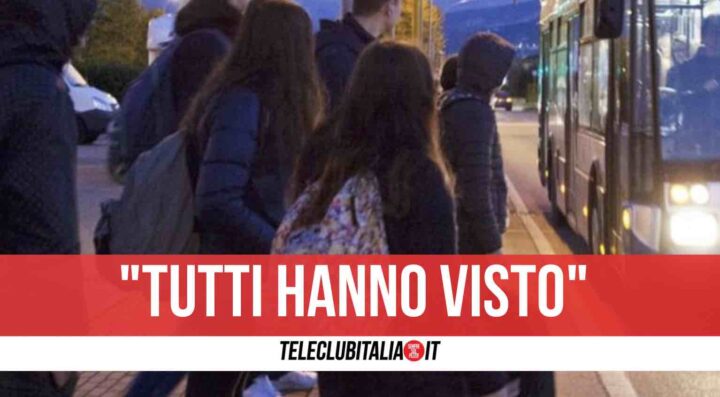 17enne molestata nel napoletano in attesa del bus: "C'era tanta gente, nessuno ha fatto niente"