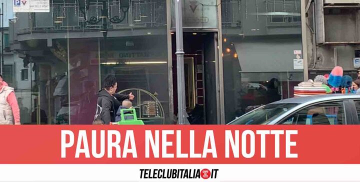 Casoria, terrore in pieno centro: a fuoco negozio di abbigliamento