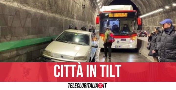 napoli auto blocca traffico galleria laziale