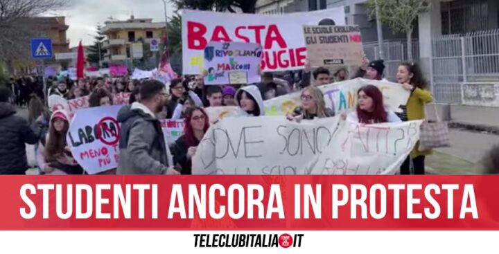 Giugliano, studenti del Marconi ancora in protesta: prima sede entro un mese