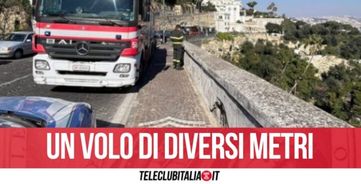 Napoli, giovane precipita nel vuoto da via Posillipo: "È ancora vivo, fate presto"