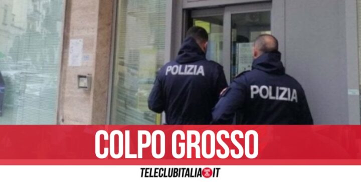 Rapina alle poste di Afragola, banditi in fuga con quasi 100mila euro in contanti