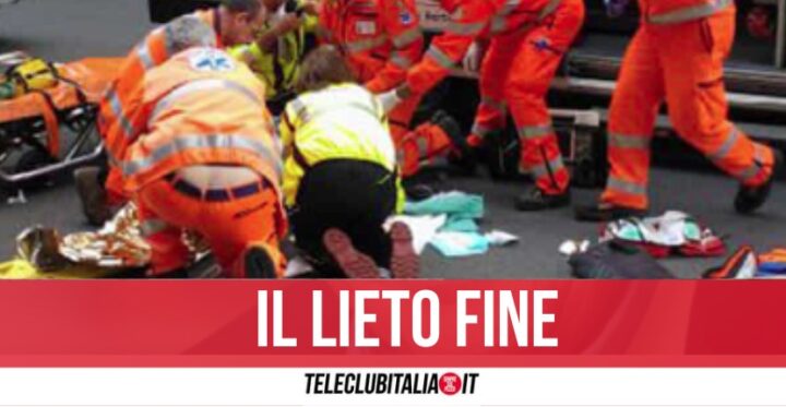 Napoli, malore in auto: donna salvata dagli operatori del 118