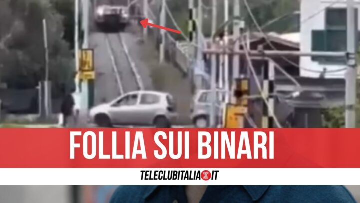 Pozzuoli, auto in transito sui binari prima dell'arrivo del treno