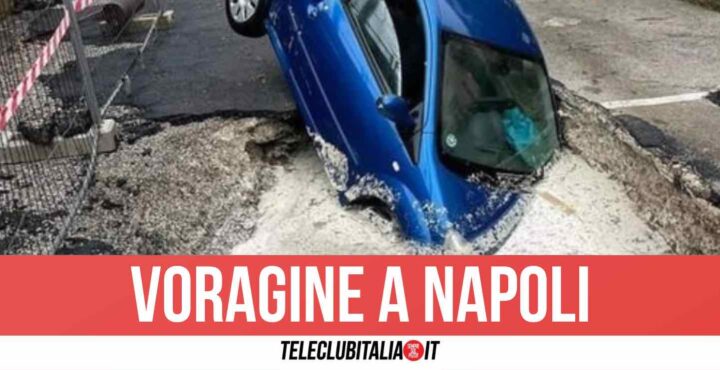 Napoli, auto inghiottita da una voragine