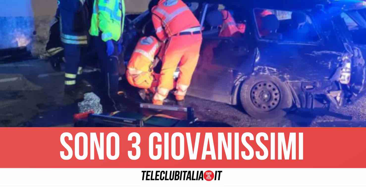 Napoli, pistola contro i poliziotti durante la fuga poi lo schianto contro un muro