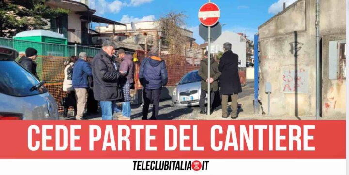 Giugliano, sprofonda il cantiere in via Colonne: auto incastrata nella voragine