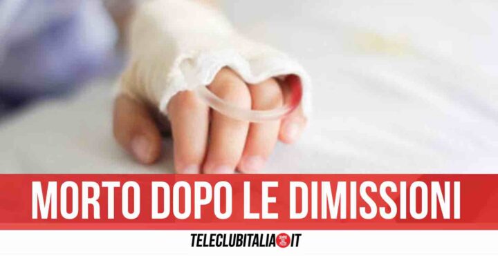 Batte la testa dopo caduta: per l'ospedale non è grave, muore bimbo di 4 mesi