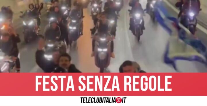 Napoli, centinaia di scooter scortano il pullman del Napoli: tutti senza casco