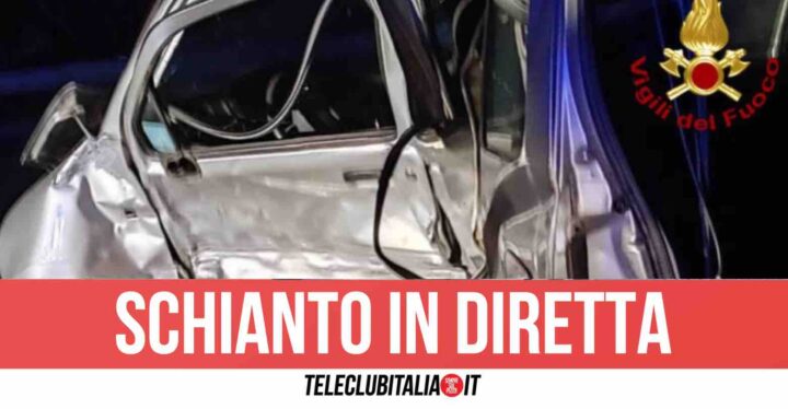 Campania, si schianta mentre è in diretta Facebook: il video è virale