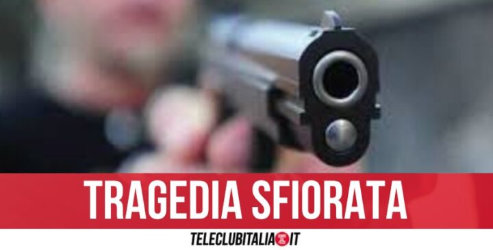 Terrore a Napoli, tenta di uccidere il commerciante rivale ma la pistola si inceppa