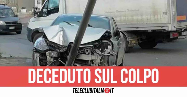 Incidente all'alba Napoli, auto contro palo: un morto