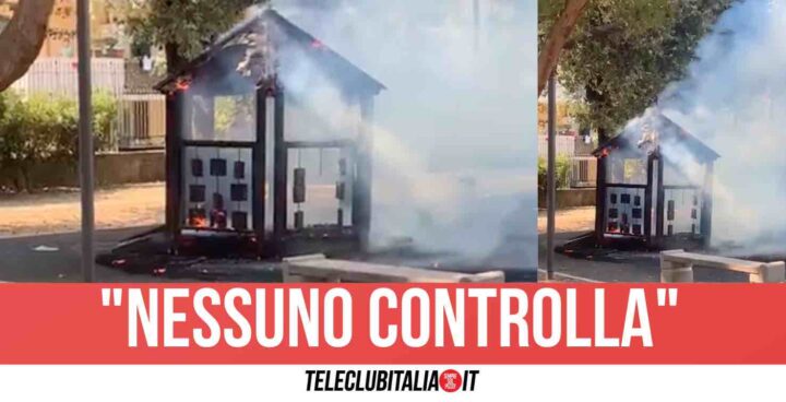 Fiamme nella villa comunale di Giugliano, distrutta casetta per bambini