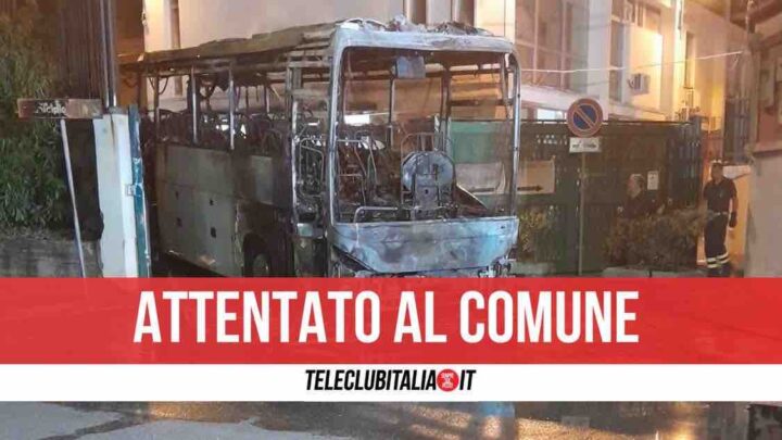 comune pozzuoli bus incendio