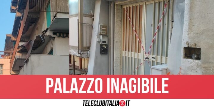 Giugliano, crolla balconata: sgomberata intera palazzina