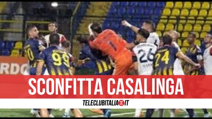 Giugliano rimontato in casa, il Crotone passa 1-2 al De Cristofaro