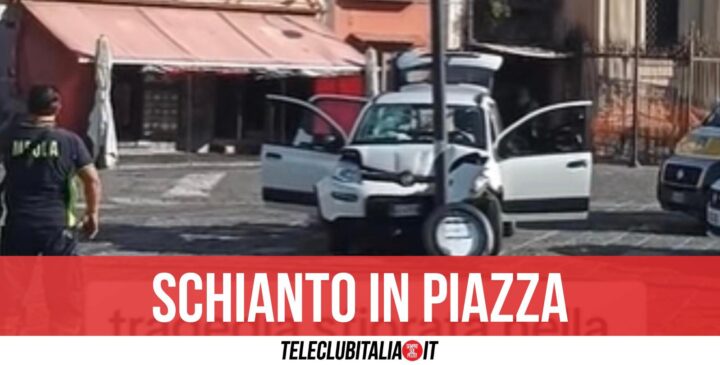 Napoli, auto si sfracella contro palo in piazza Mercato: tragedia sfiorata