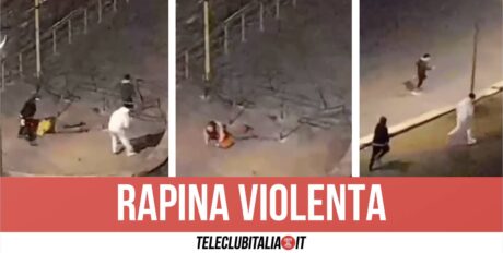 Napoli, rapinata e gettata a terra da baby gang in piazza Nazionale: il video dell'aggressione