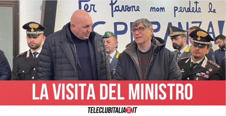 Crosetto a Caivano con don Patriciello: "Governo sta mantenendo gli impegni"