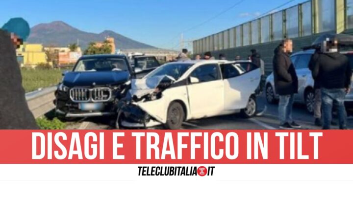 Maxi incidente nel napoletano, scontro tra 4 auto: 2 feriti