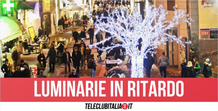 Napoli, luminarie a macchia di leopardo: molte strade ancora al buio