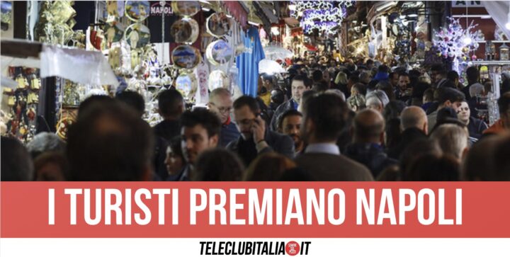 Boom di turisti a Napoli, sold out per Capodanno: previsti 400mila arrivi da Capodichino