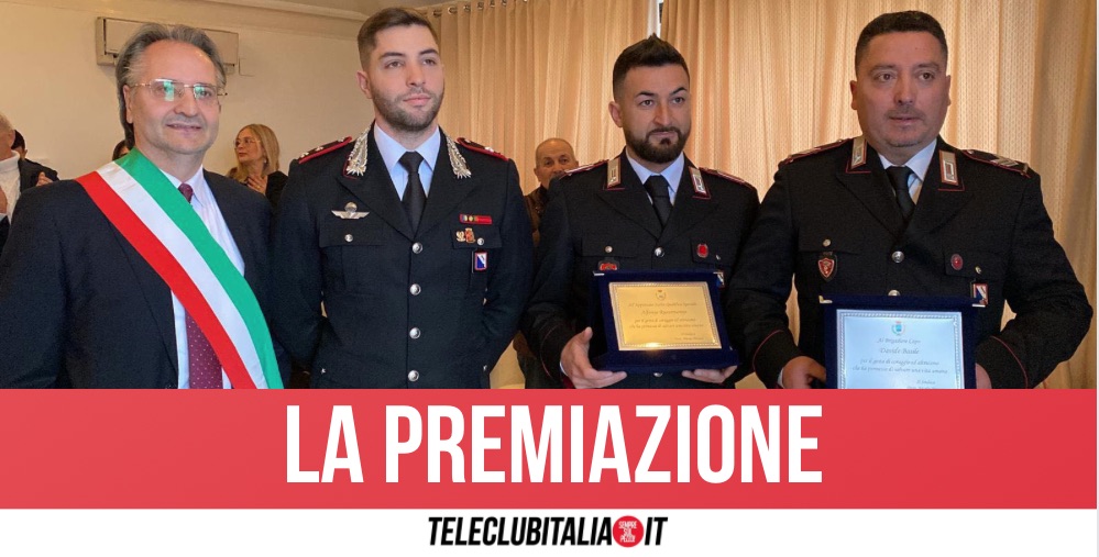 Giugliano, voleva lanciarsi dal Municipio: premiati i militari dell'Arma che lo salvarono